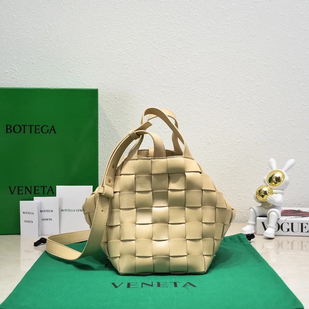 Batch 2600 BottegaVeneta What can be packed in the new bowling bag? Have you got the new bowling bag? Super large capacity ~ The key is low-key, simple and casual style ~ the fashion sense is not reduced at all. It combines BV's classic woven elements and can also be used for computers. The length of the shoulder straps can be adjusted. It is suitable for tall girls to carry. Boys also have a sunny back☀️ Style number: 7466# Size: 28*21*16